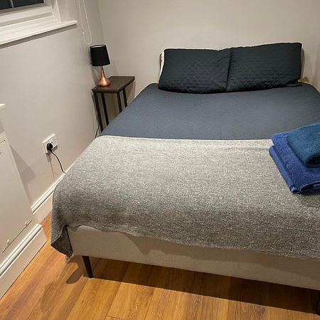 2 Bedroom Apartment Chiswick Park Tube Station London Exterior foto