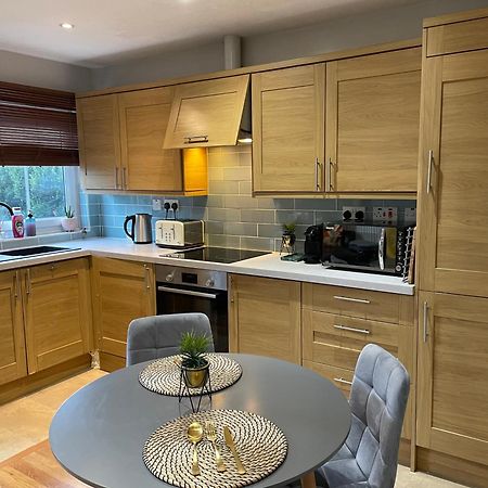 2 Bedroom Apartment Chiswick Park Tube Station London Exterior foto