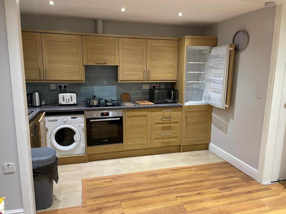 2 Bedroom Apartment Chiswick Park Tube Station London Exterior foto