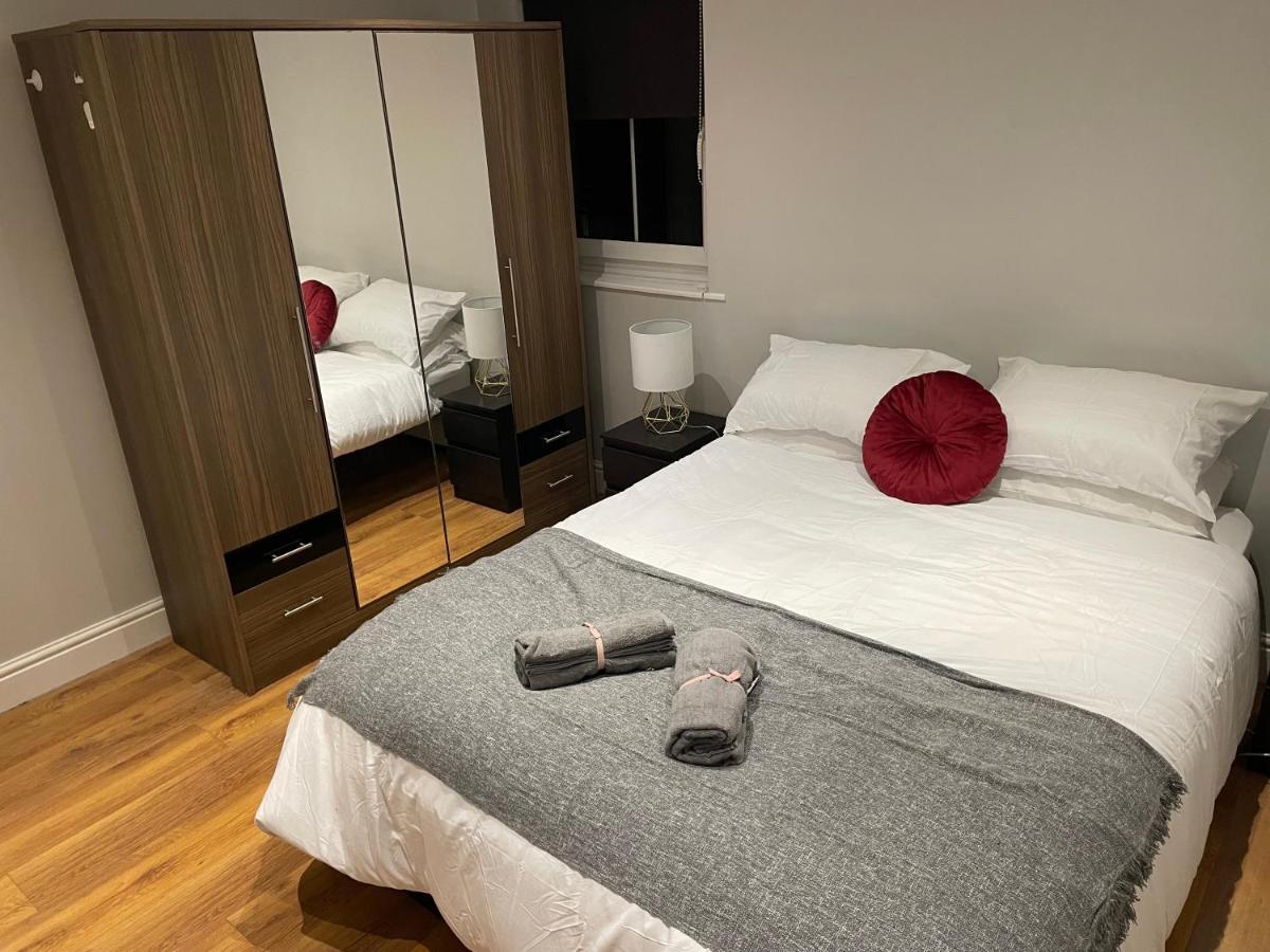 2 Bedroom Apartment Chiswick Park Tube Station London Exterior foto