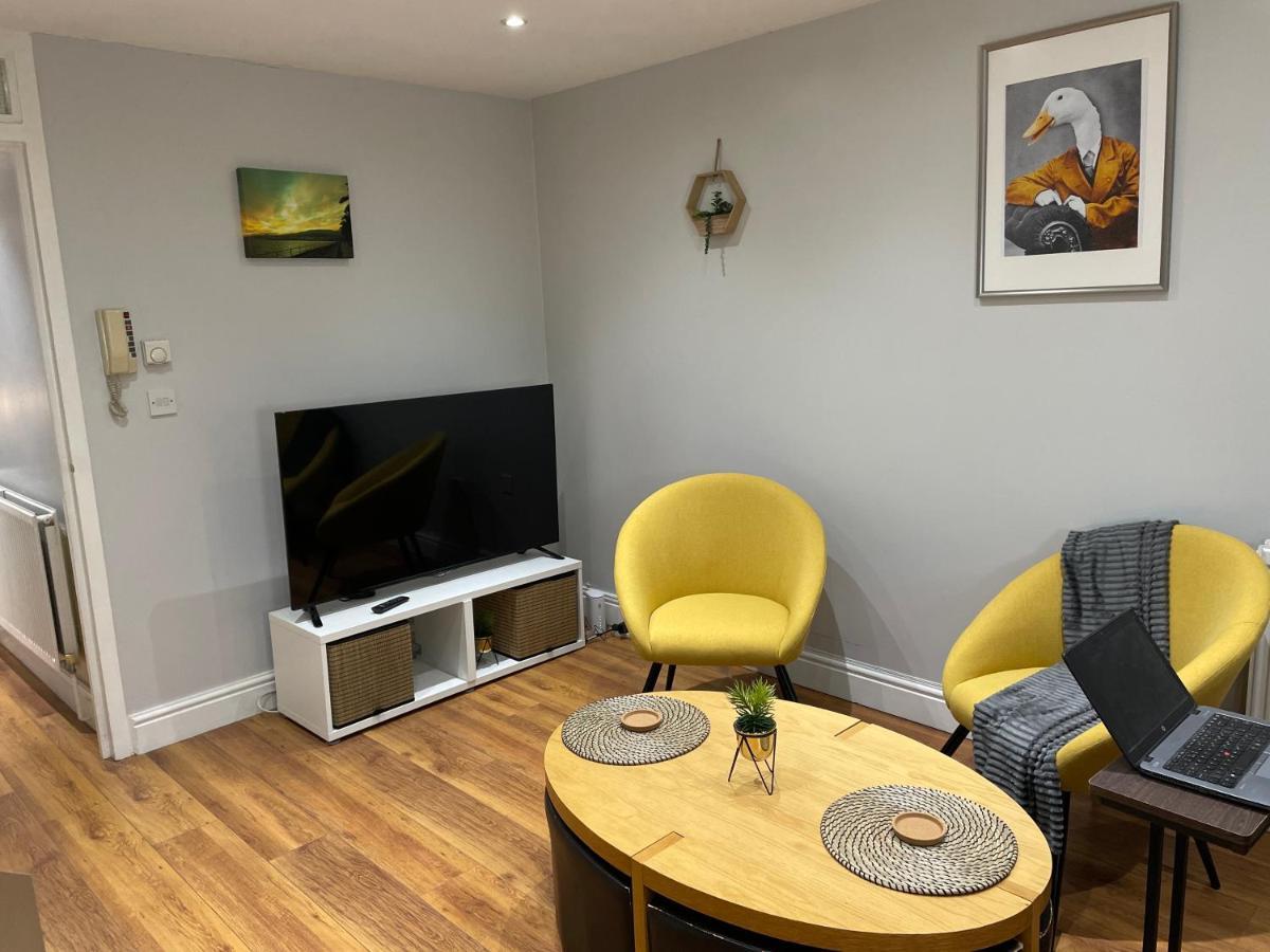 2 Bedroom Apartment Chiswick Park Tube Station London Exterior foto