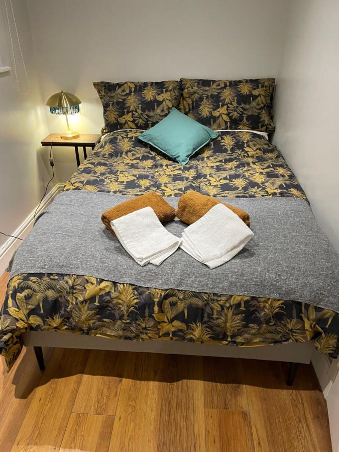 2 Bedroom Apartment Chiswick Park Tube Station London Exterior foto