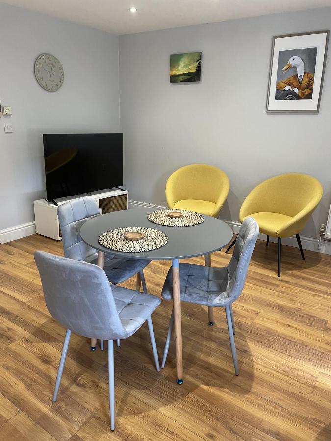 2 Bedroom Apartment Chiswick Park Tube Station London Exterior foto