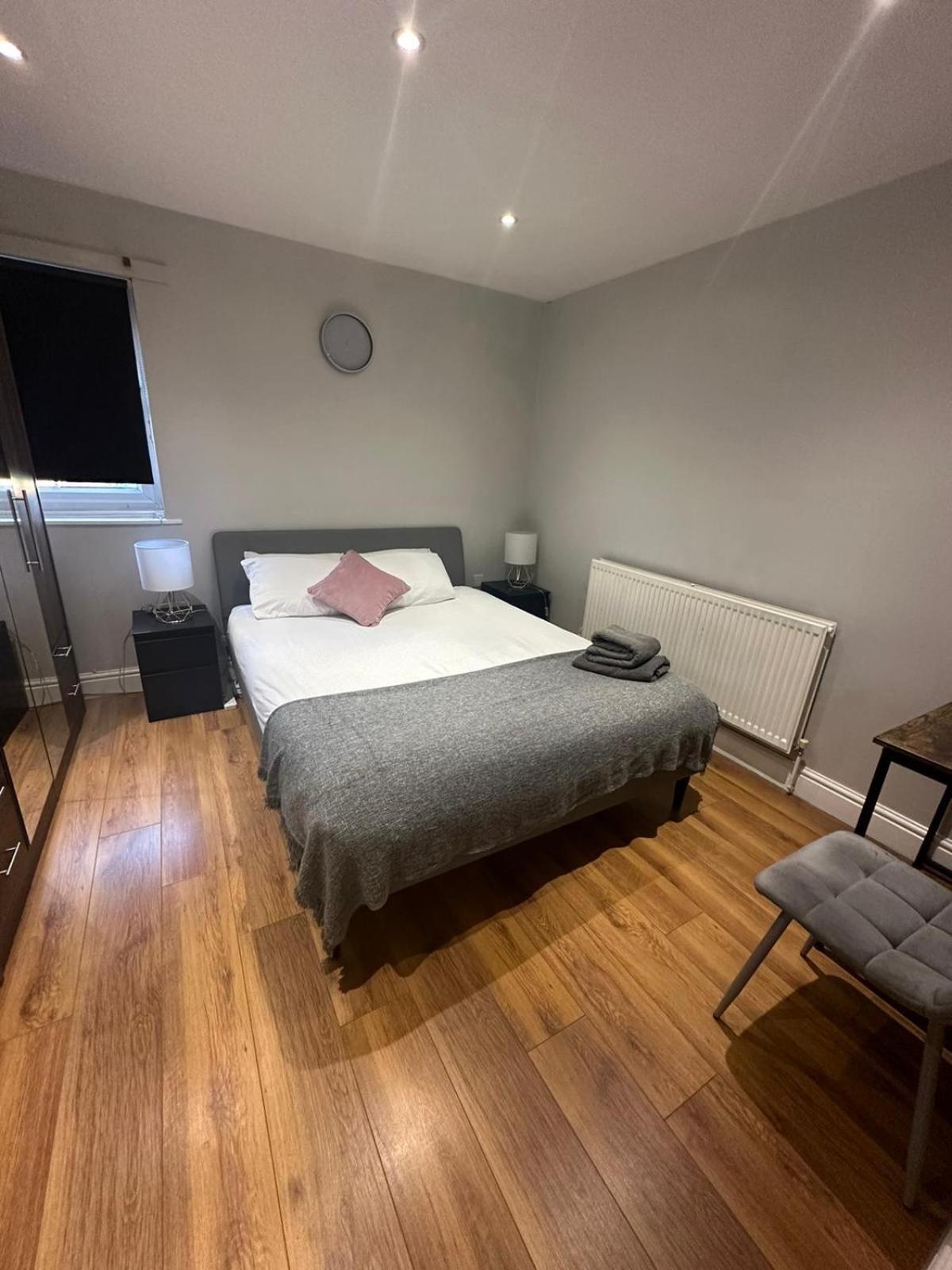 2 Bedroom Apartment Chiswick Park Tube Station London Exterior foto